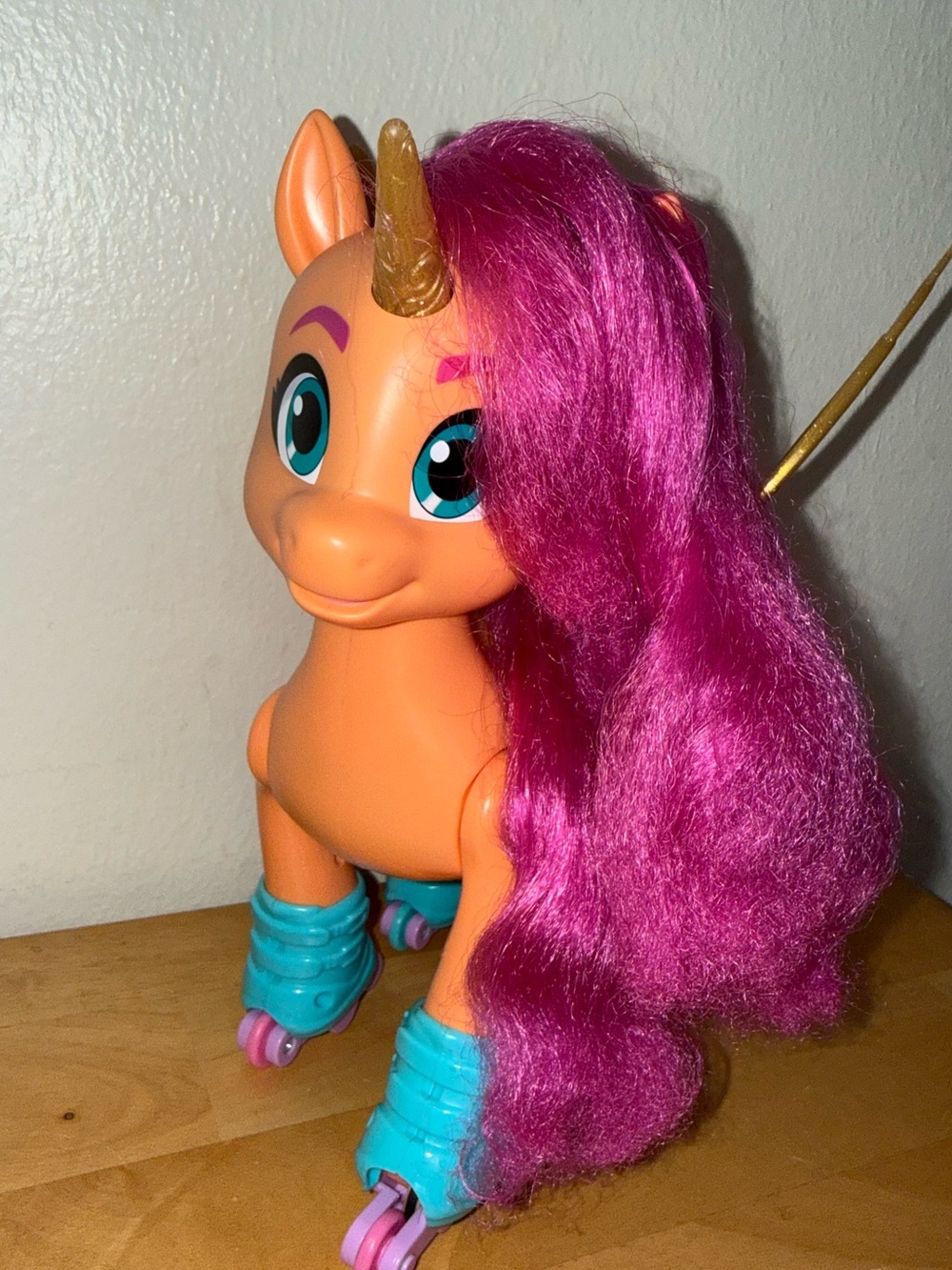 Hasbro My Little Pony Sing 'N Skate Sunny Starscout, lights up and sings